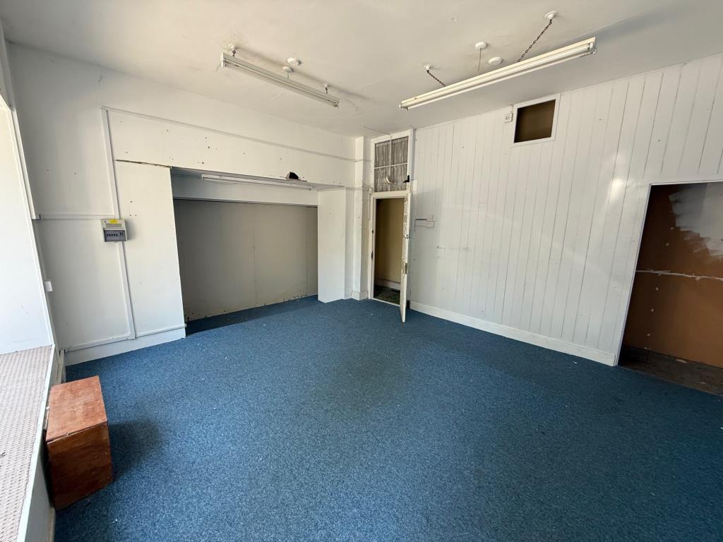 Lot: 37 - TOWN CENTRE PROPERTY WITH CONSENT FOR THREE DWELLINGS - Room with white walls and blue carpet